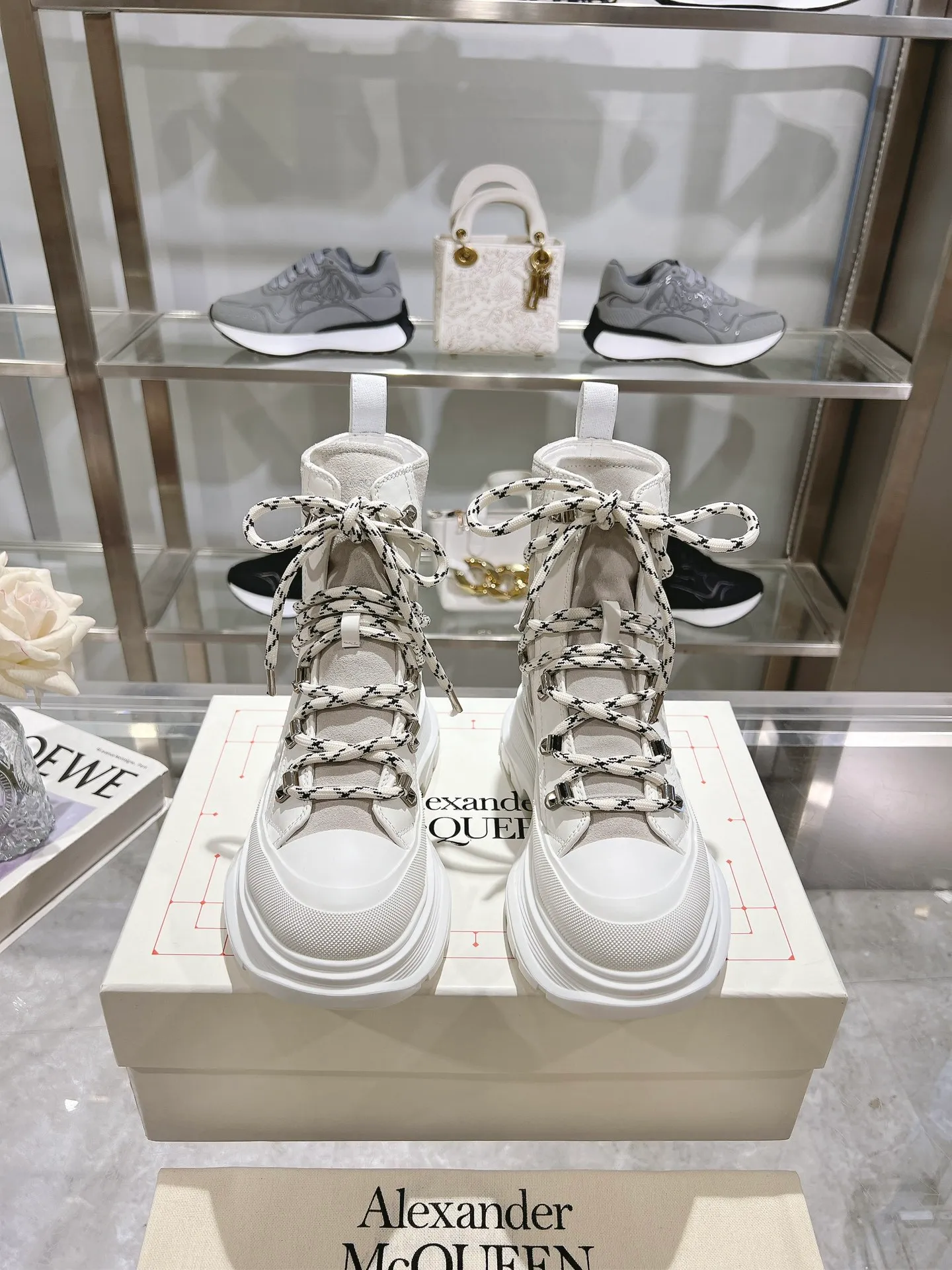 👟👟Ex-factory price 720👟👟 A lexander McQueen McQueen's latest thick-soled Martin boots, original 1:1 development, outsole original open-film TPU sole, fabric full-grain cowhide + high mercerized cowhide, lining sheepskin original hardware carabiner bottom height 5cm Size: #35-40 39-45